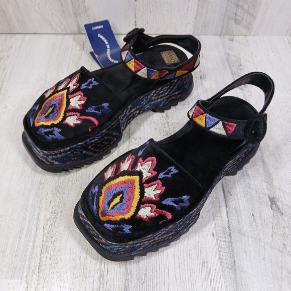 New without box
Farm Rio Black Closed Toe Platform Sandals #1409 - Picture 2 of 11